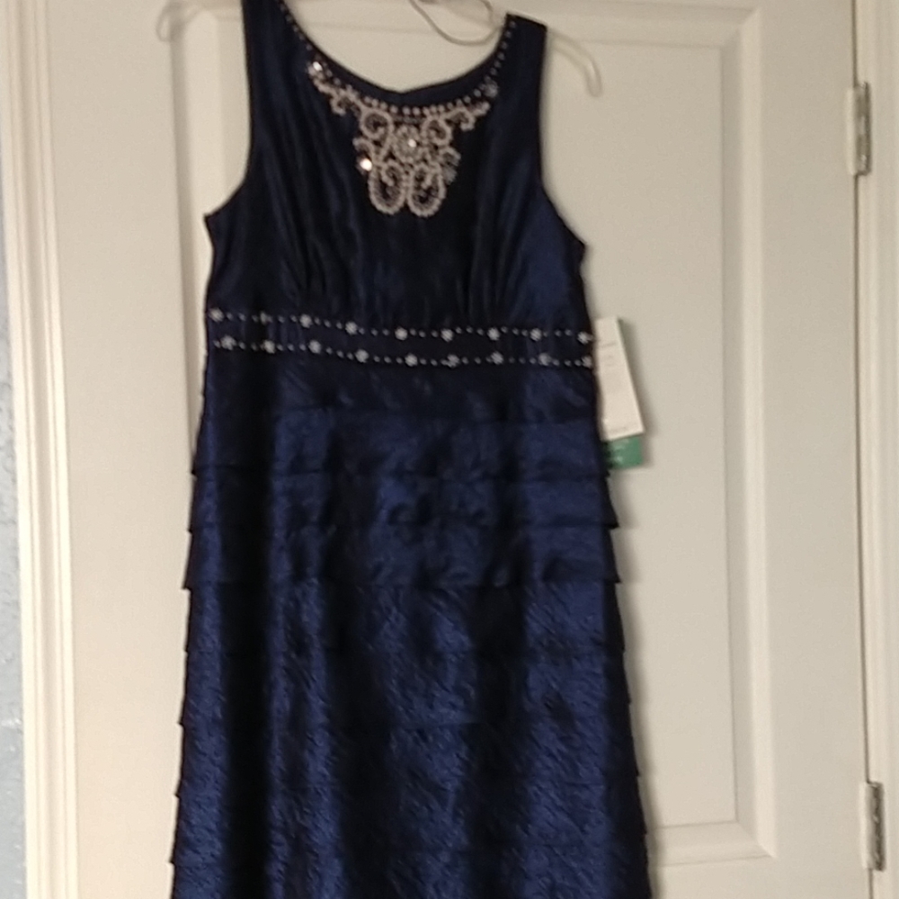 Dress - Picture 2 of 3